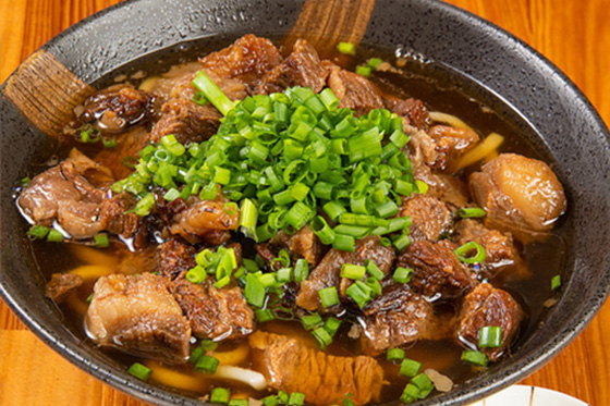 こだわりの肉肉うどんやボリュームたっぷりの定食も！